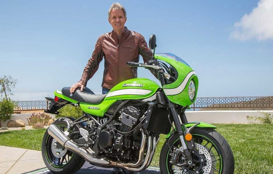Kawasaki Z900 RS e RS Cafè: sentirsi Eddie Lawson: Le due classiche di Akashi fanno il verso alla SBK USA anni '70, spiccano in personalità, fruibilità ed hanno un gran motore. Prezzi da 11790 euro  gpone.com/it/2018/11/30/…
