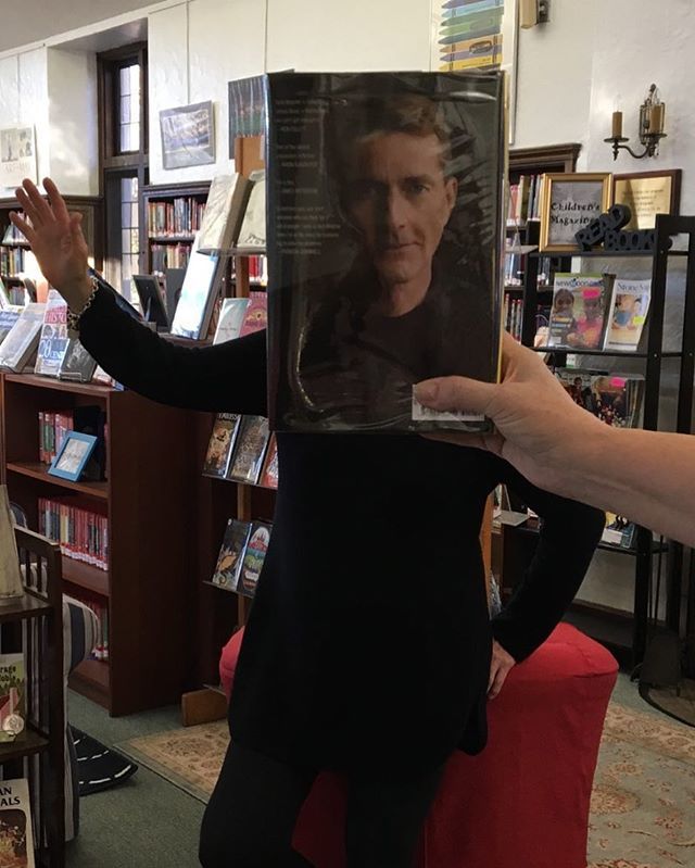 WabanLibrary's tweet photo. It’s #bookfacefriday with volunteer Linda posing as Lee Child in his new book “Past Tense”. 😀
#leechild #pastense #librariesofinstagram #libraryfun https://t.co/H1rGPufjYm