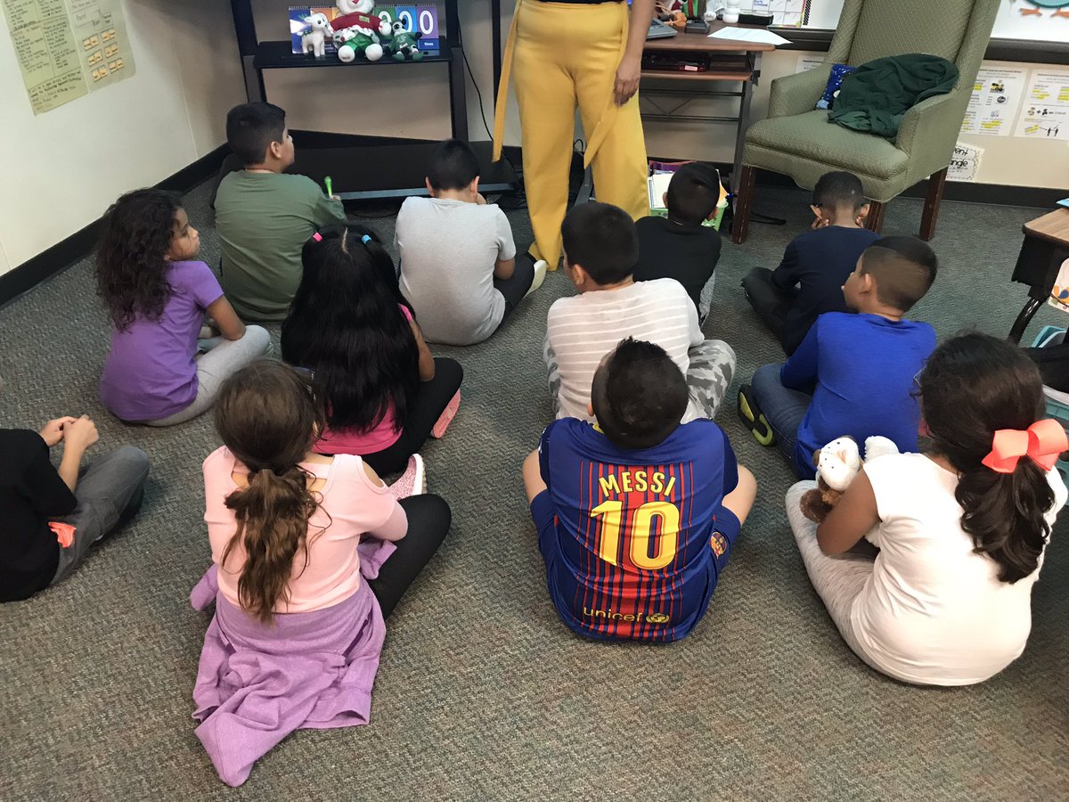ms_hngo's tweet photo. Reviewing multiplication strategies in third grade. Learning about arrays and using students to make equal rows and columns! @GreenwoodKISD #racetoexcellence #Promise2Purpose #KleinISDMath @CATierrablanca https://t.co/W7faZpUjve