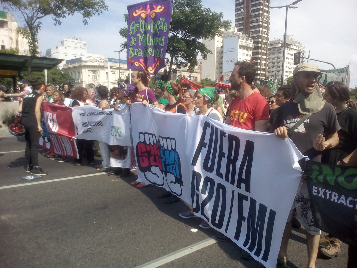 NoG20_Inter's tweet photo. The route is sourrounded by the police but everything is peacefull.
#FueraG20FMI 
#NoG20
#LaCiudadEsNuestra https://t.co/wEplP2Mx0p