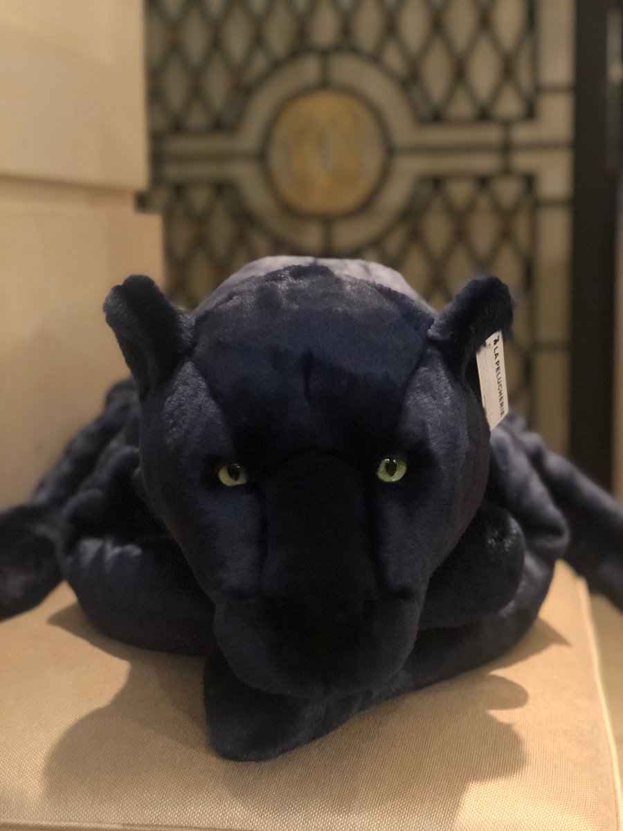 Pour la 2ème année consécutive, nous avons créé cette édition limitée en bleu marine pour le cabinet de curiosité de @Thomaserber qui s'est installé dans l’un des plus luxueux hôtels de la Capitale : <a href="/hoteldecrillon/">Hôtel de Crillon</a>. On n’aurait pas pu imaginer mieux pour ce diamant de douceur.