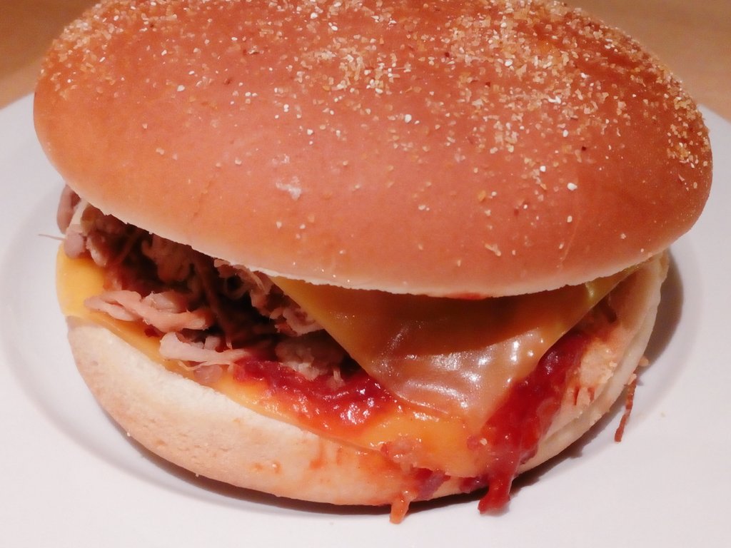 Sergej_Ivanov's tweet image. Endlich mal probiert und für gut befunden: #PulledPorkBurger für die #Mikrowelle!

Mir schmeckt der #Burger