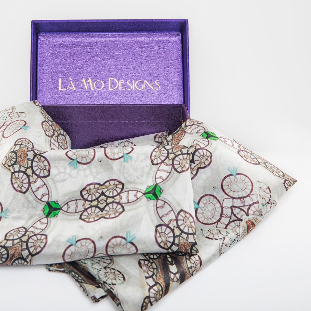 LaModesigns's tweet photo. Not long to go now ❄️
Join @LaModesigns &amp; other #Etsy makers from all over Essex @ #emlchelmsford2018 Sat 10am-5pm Sun 10:30am-4pm 
The Transition #Chelmsford CM11LW 
#shoplocal #silkscarf #emlchelmsford #festiveseason #etsymadelocal #handmade #etsymadelocaluk #christmasmarket https://t.co/2DWH3z4jwZ