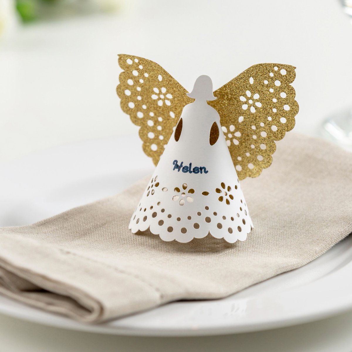 Make family memories this holiday season by crafting your own decorations that will last for years to come. These festive projects were made using Martha's @OfficialCricut Explore Air 2. ow.ly/feil30mG4xS