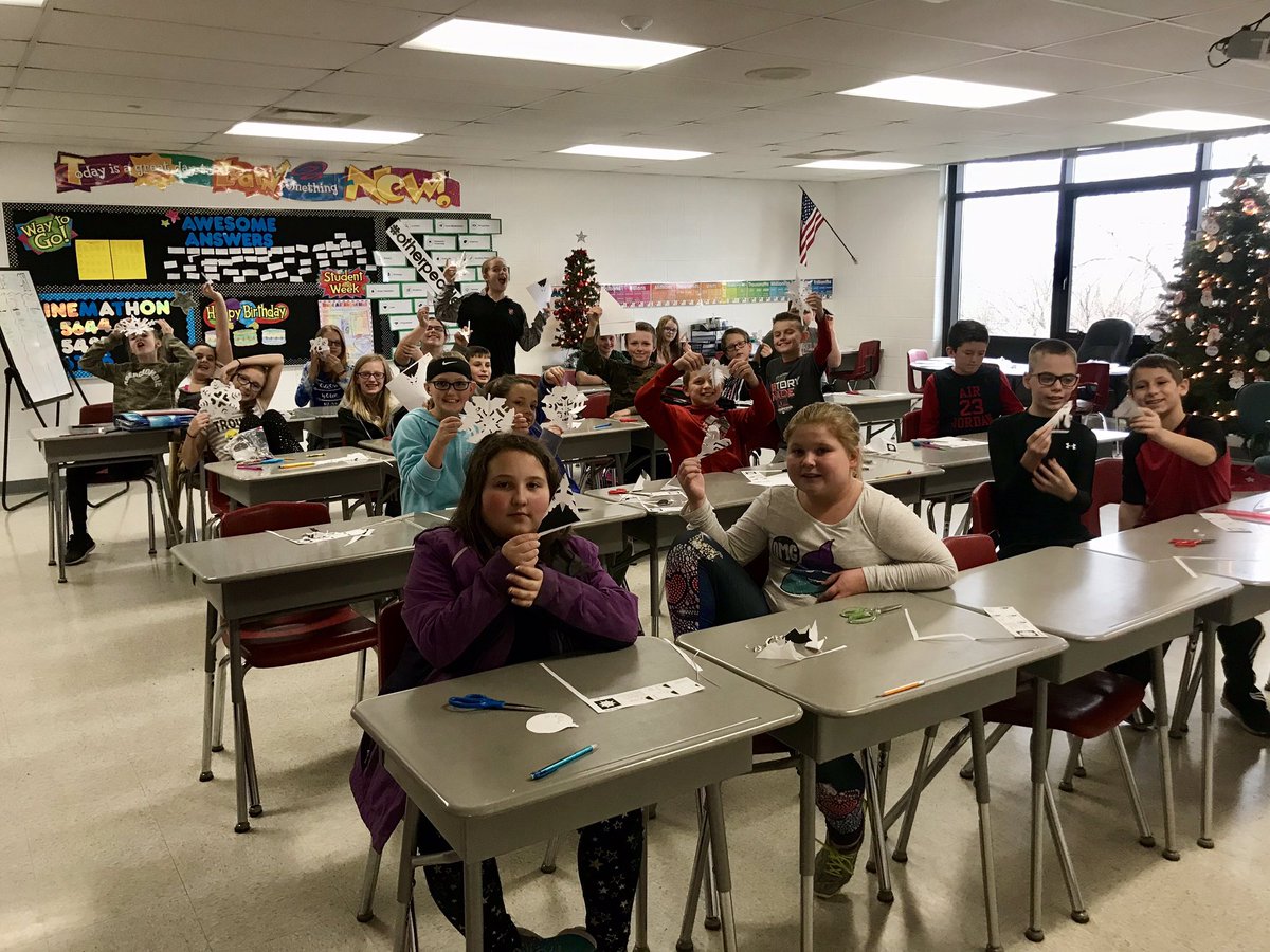 Bethany_Barrera's tweet photo. 5th graders @ThornvilleElem making snowflakes for @TheSFMovement!!! ❄️⛄️ https://t.co/Vii7Iwzri9