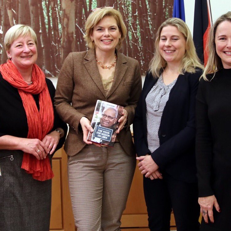 Simone__Fischer's tweet image. Ich freue mich sehr, mein aktuelles #Buch in den Händen von Bundesministerin Julia Klöckner zu sehen :-) #Landwirtschaft #bildunggegenarmut @_I40P