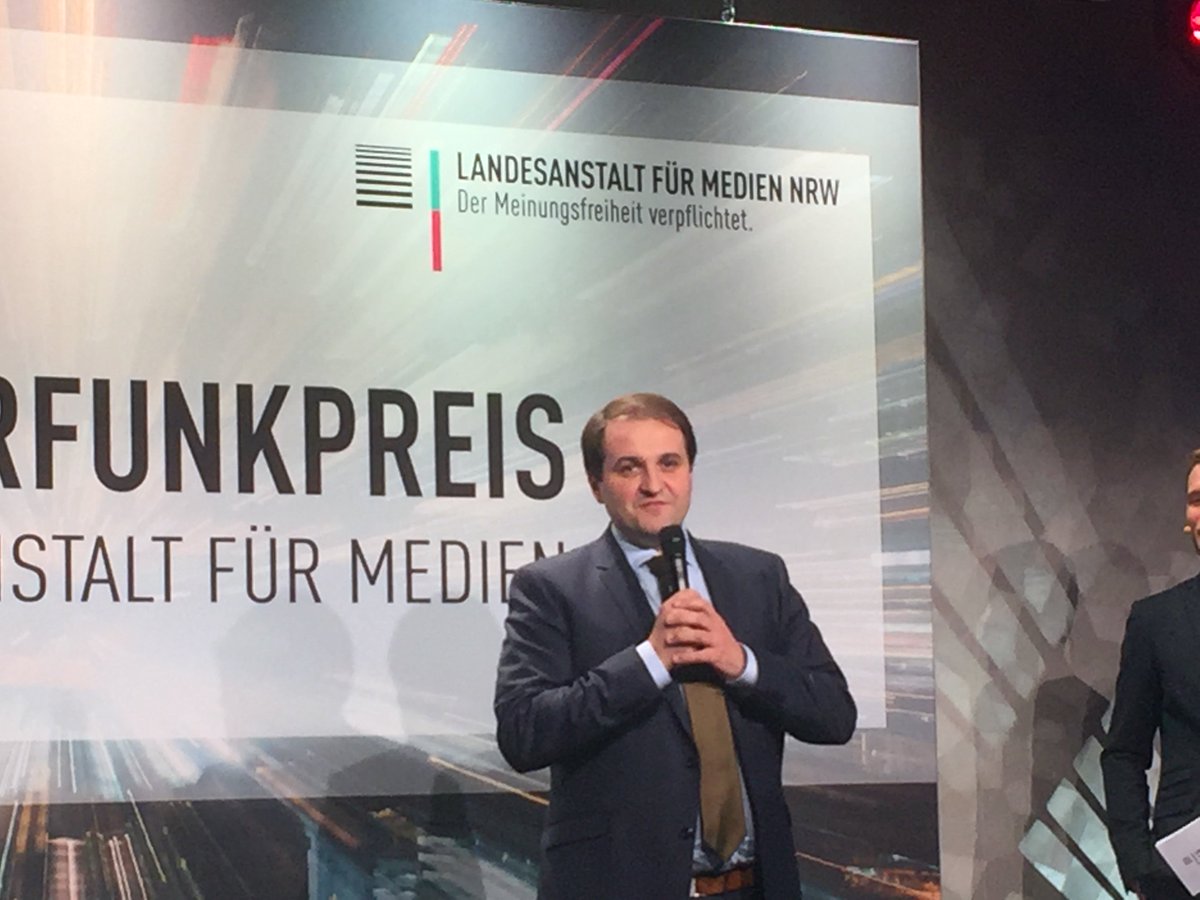 landnrw's tweet photo. Staatssekretär Nathanael Liminski gratuliert den Preisträgern des #NRW-Hörfunkpreises 2018: „Radiobeiträge wie Ihre sind die Seele des Lokalfunks.“ Die Landesregierung arbeitet gemeinsam mit der Branche an guten Rahmenbedingungen für unsere Radios im digitalen Wandel. #hfp18 https://t.co/k4HYAnfICE