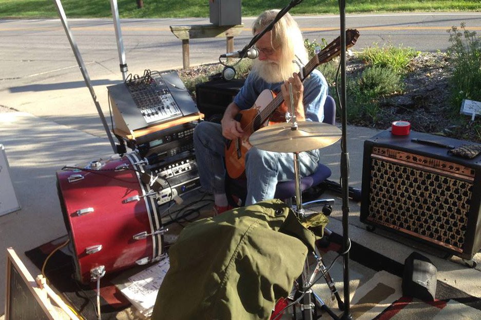 Patrons of a local food pantry sell their homegrown produce and homemade wares at the pantry's farm stand. Musician Billy Young plays music for the market. Hear all about it on the Earth Eats #podcast, or on your Radio this morning @wfiu 7:30 @MHCfoodpantry