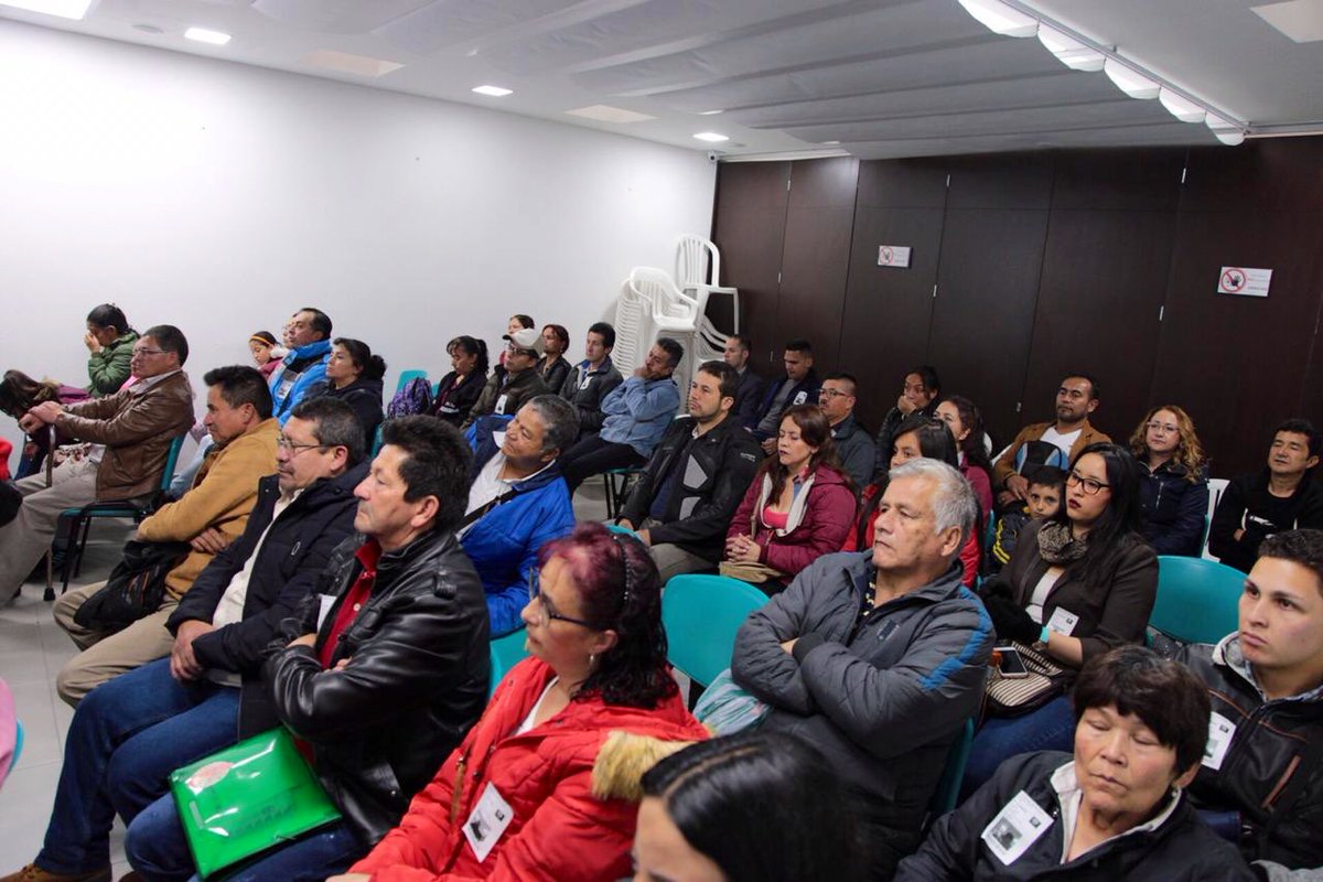 Cerca de 100 personas participan de la entrega de licencias de construcción 🚧 🏗 ahora podrán construir su futuro con seguridad 🏡 #EstamosHaciendo #LaNuevaBogotá