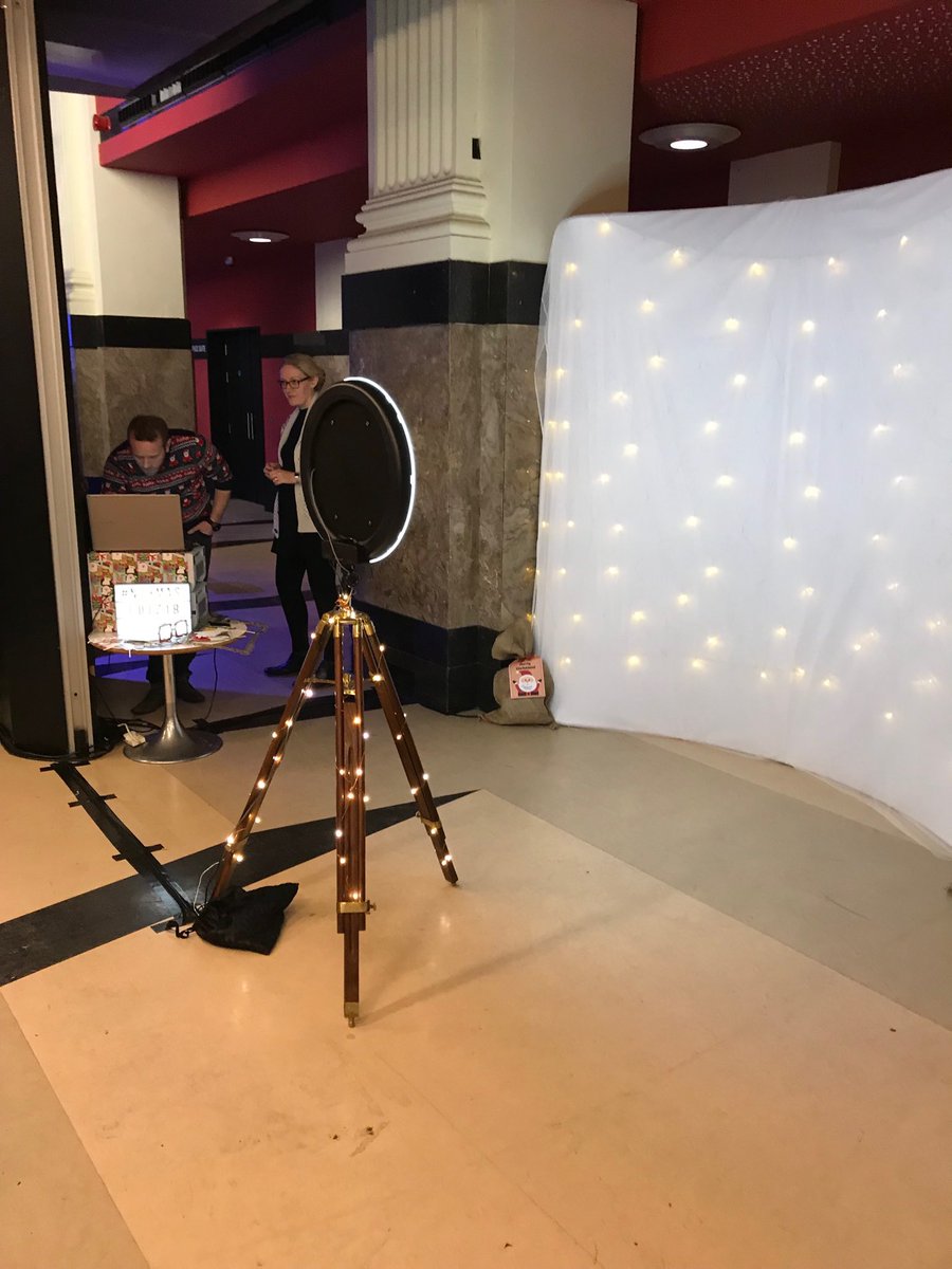 nelsonsjourney's tweet photo. Brilliant photo fun to be had at the @bulbeventsuk - roll up quiz goers and come and get your photo taken! If you’re lucky you might even find Santa, sponsored by ⁦@HilltopNorfolk⁩ there!! 🎅🏻 #NJXmasQuiz18 https://t.co/UGKpZQRvvt