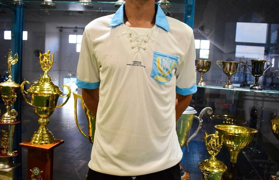 AlToqueDeportes's tweet photo. El domingo, Pabellón Argentino y Sportivo La Cesira definirán la Supercopa 2018 de la Liga Canalense. El plantel "celeste" recordará a los campeones de 1928 del club en la Federación de Foot Ball de Río Cuarto utilizando la vestimenta realizada por #FlyIndumentaria https://t.co/r1qP4l8txk
