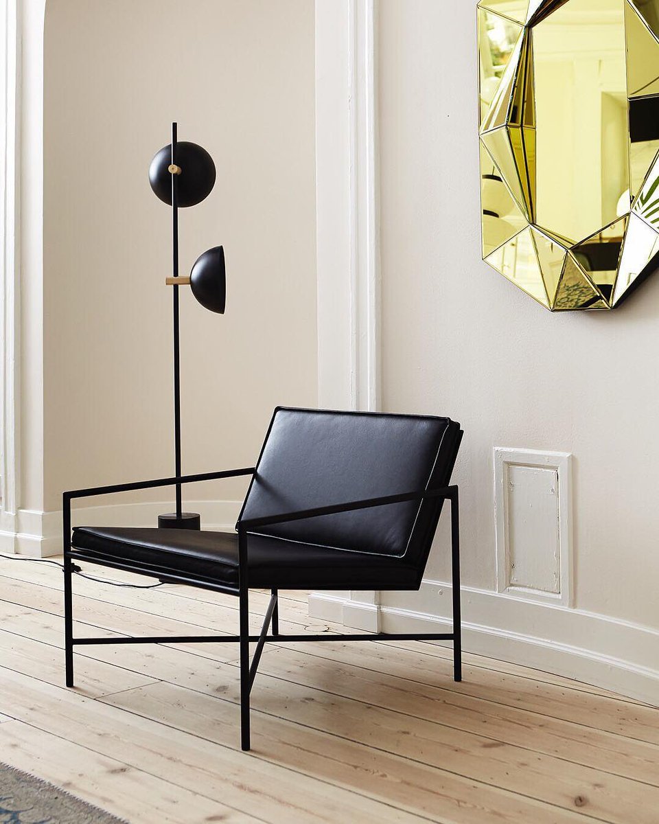 ClassandComfort's tweet photo. Furnishings can get lost against the backdrop of similarly toned walls and flooring. Break up the monotony with dark and dramatic pieces.
#DesignerTip  #black #neutraldecor #homedecor #accentchairs #thatmirror #stylemyspace #trinispacestylist #trinidadinteriordesigner https://t.co/uj1vu7gwJM