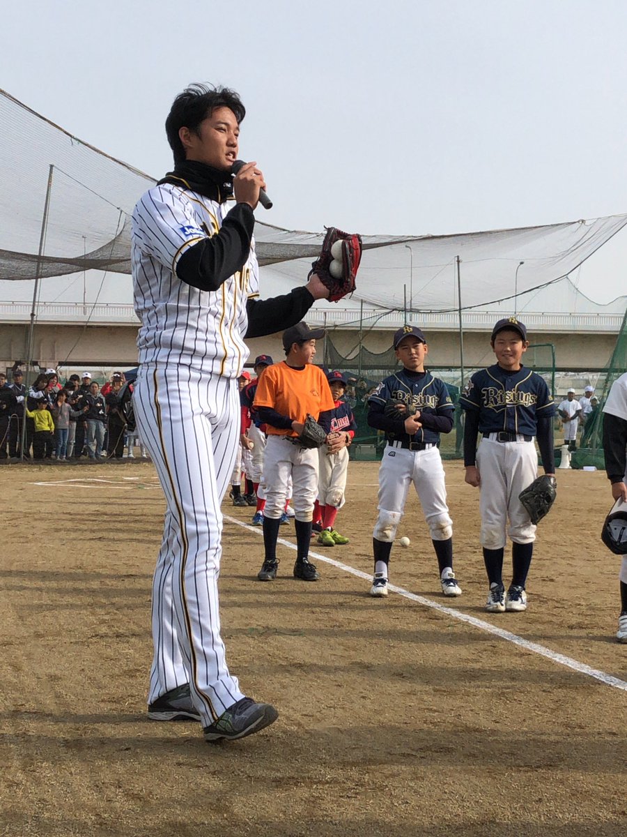 チャリコ遠藤 スポニチ虎番 キャッチボールの心得 投げることに意識が行きがちだが 正面でしっかりボールを捕ることを意識して と子どもたちにアドバイスしました 藤浪晋太郎 チャリコ遠藤 スポニチ虎番 キャッチボールの心得 投げることに意識が行きがちだが 正面でしっかりボールを捕ることを意識して と子どもたちにアドバイスしました 藤浪晋太郎