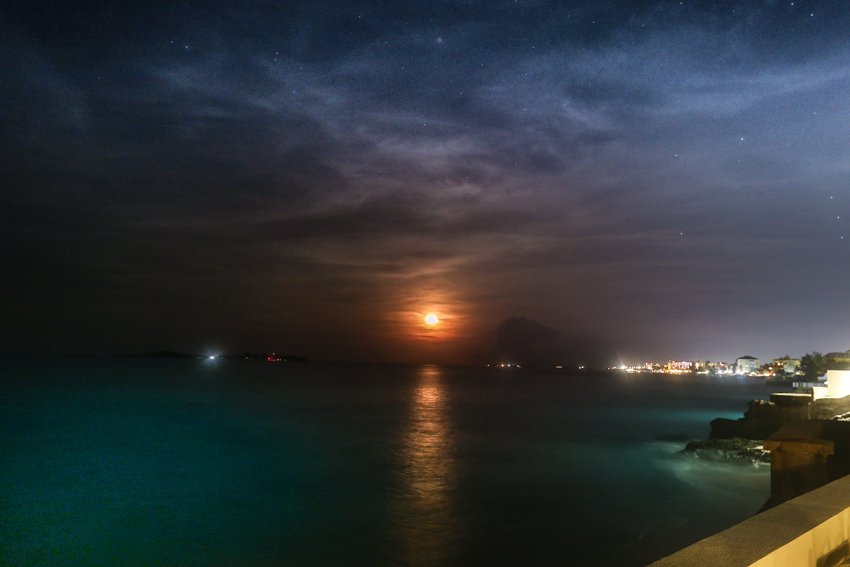 KeepCalmkle's tweet photo. When you find the perfect place to stay in the Bahamas, you will find super difficult to leave! An incredible moonrise from the awesome @E3Cretreat  #BahaSeaBackpackers Hostel in #Nassau. Check it out and you'll fall in love with it. 100% Guaranteed <3 Miss you guys SO MUCH! https://t.co/HErQAGpbl6