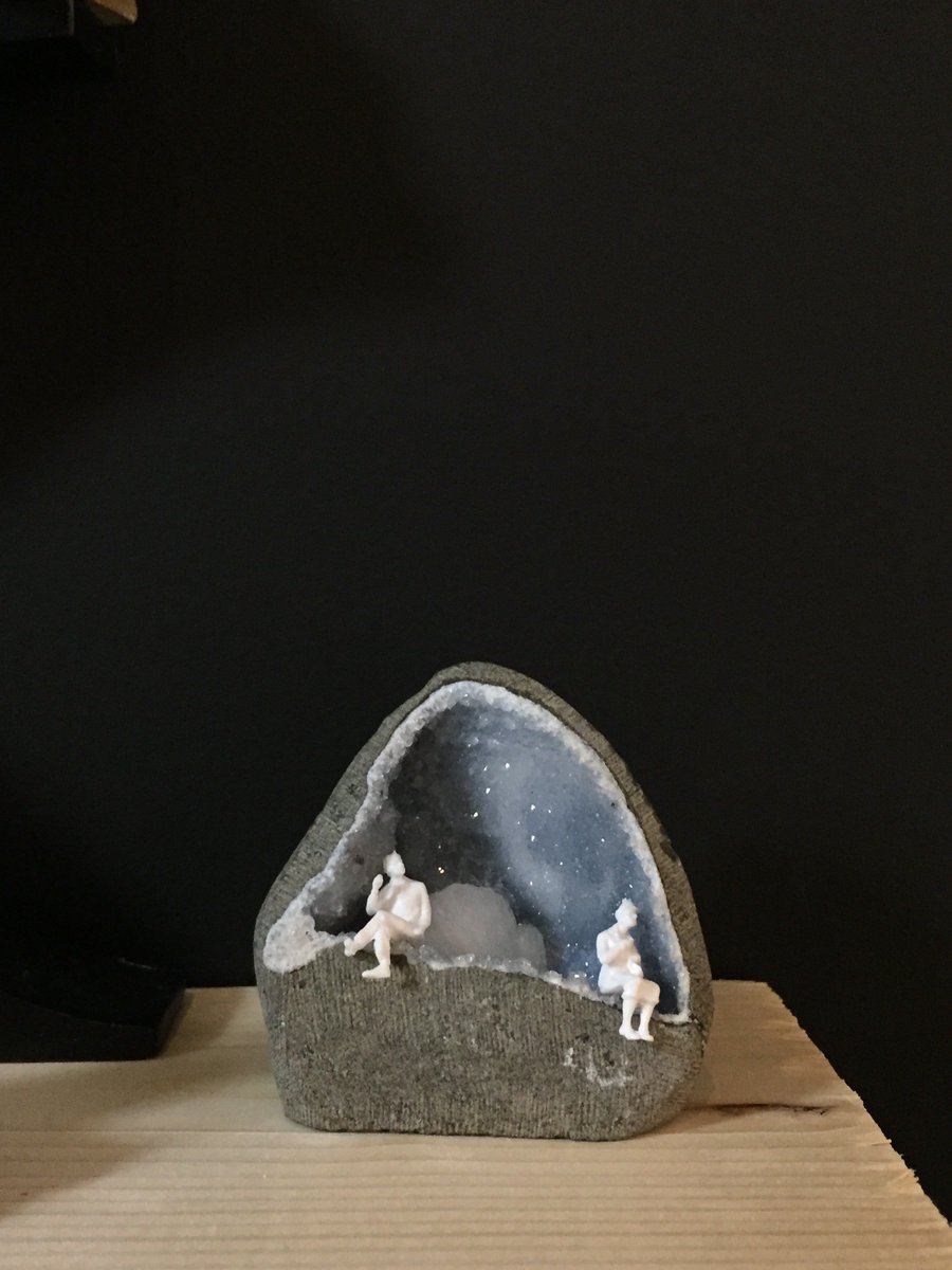 本屋なのですが、石の展覧会が始まりました。木葉絢子さんによる「エキセントリック水石」展（〜12/21）。これは、じっと近づいて見てほしい。眠っていた石の世界への気持ちが呼び覚まされます。家に置ける鉱物、岩石、化石のオブジェたち、ぜひ。ちなみに、本日18-20時までOP。お気軽にどうぞ。