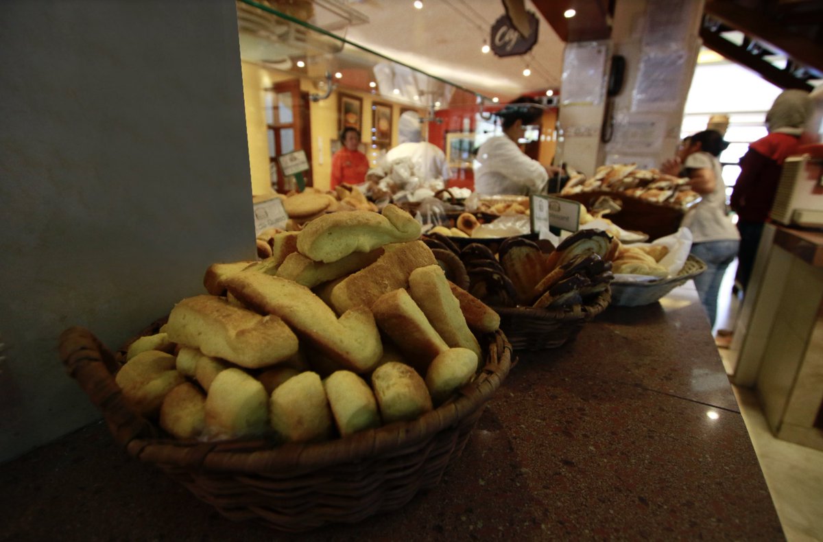 Quito te espera con el mejor sabor de las golosinas quiteñas, en cinco puntos dentro del Centro Histórico, deleita tu paladar con el patrimonio intangible, la gastronomía. Te invitamos a descubrir los sabores de los “chullas quiteños”. #DiviérteteEnQuito bit.ly/2DWxta2