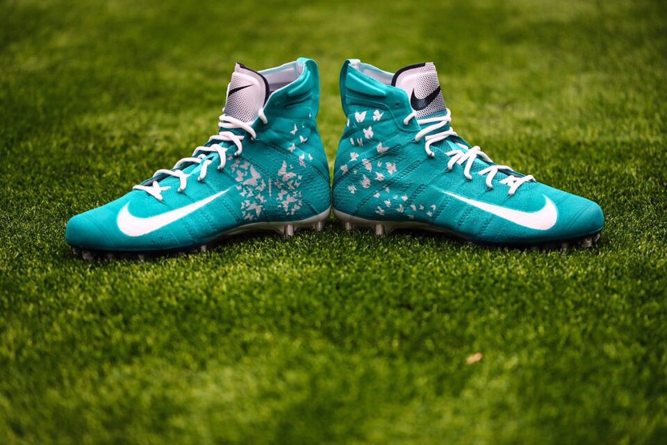 HailStateFB's tweet photo. The Bulldog family proving once again #NoOneFightsAlone💙

For #MyCauseMyCleats, @thomasjordan601 will wear teal to promote ovarian cancer awareness in memory of Alex Wilcox. 

#HailState🐶 | #FromStatetoSundays https://t.co/Pt8NFbd3gy