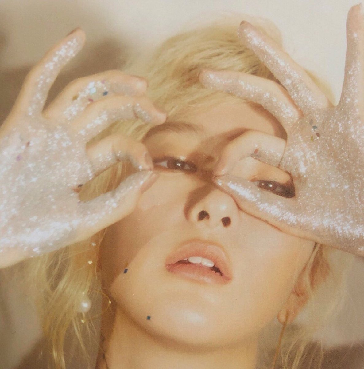balletboyjongin's tweet photo. so you’re telling me that vogue Korea had jongin and seulgi in the SAME issue, both with glitter but didn’t think to put them in the same damn ROOM???? https://t.co/bUegXCJZSJ