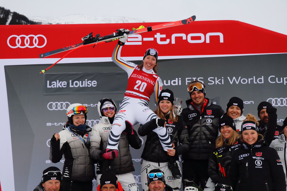 Kira Weidle ist bei der ersten Ski-Weltcup-Abfahrt in Lake Louise Kanada auf den dritten Platz gefahren und wird bei der Siegerehrung von ihrem Team gefeiert. #fisalpine