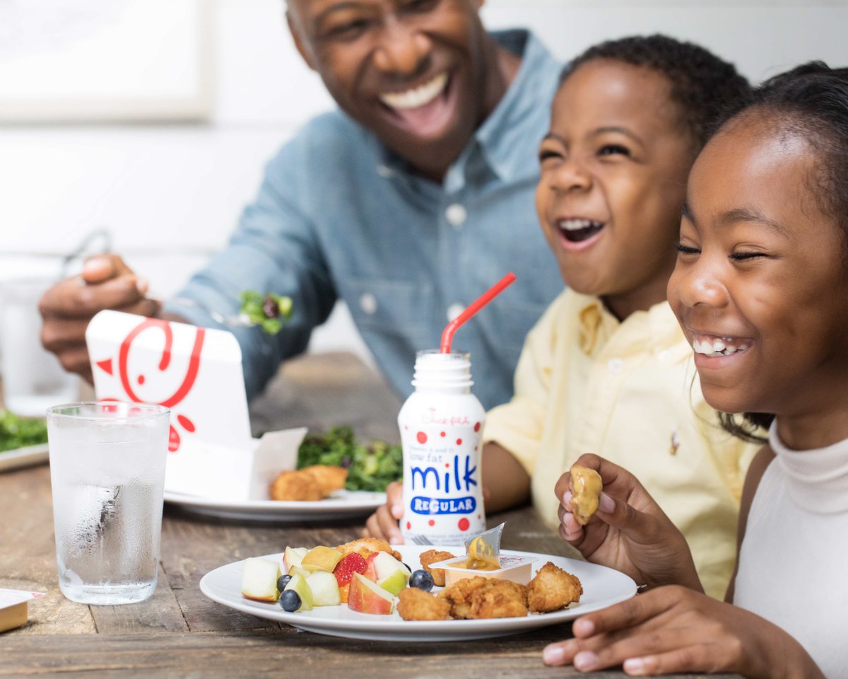CFA_Roanoke's tweet photo. You can’t help but smile when it’s #NuggetNight! https://t.co/n1QAO52tbO