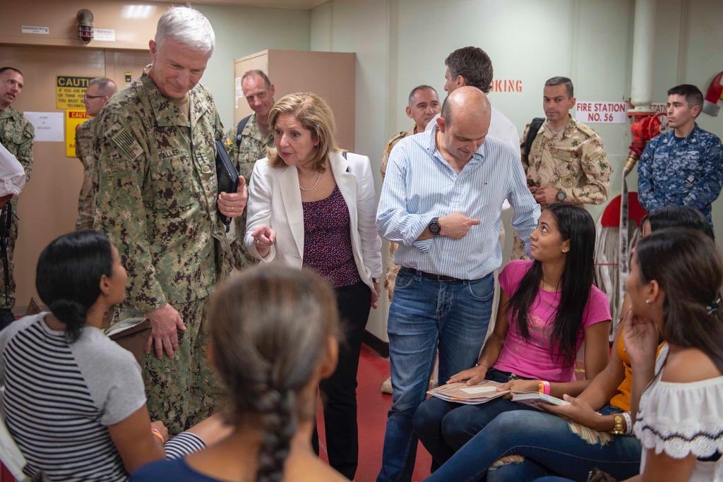 Southcom's tweet photo. #SOUTHCOM commander Adm. Craig S. Faller today visiting with the crew &amp; patients of the hospital ship #USNSComfort in Riohacha, Colombia. #EnduringPromise @DeptofDefense @StateDept @thejointstaff @USEmbassyBogota https://t.co/ypxOOhVBZp