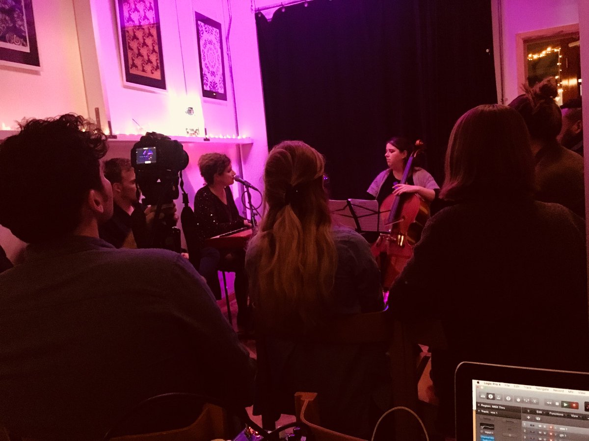 Confessional magic from ⁦@LaraEidi⁩ this evening at the gorgeous ⁦<a href="/HucksCafe/">HUCKS</a>⁩ in Walthamstow Village ⁦@WFculture19⁩