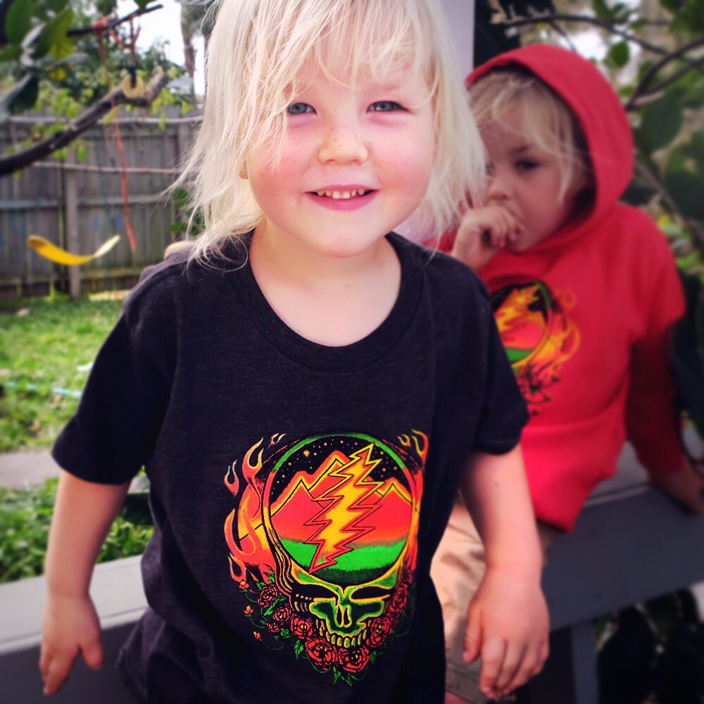littlehippiellc's tweet photo. Scarlet Fire Youth T's are back in stock! Available on our site in Toddler & Men's sizes too.⠀
⠀
Art by @taylorswopeart and officially licensed by @gratefuldead.⠀
⠀
#scarletfire #gratefuldeadshirt #littlehippielife #littlehippiekid #playoutdoors #nextgenheads #deadheadkid https://t.co/gYmCNPh6TO