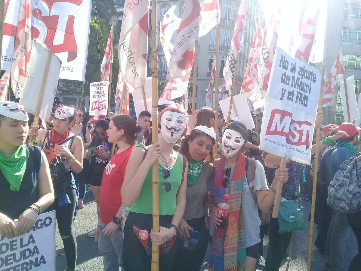 Andrelanzette's tweet photo. Hermosa, enorme y combativa columna del @MSTargentina #ANCLA q junto a #anticapitalistasenRed encabezan la marcha contra la G20 y todos los líderes q empobrecen y asesinan a la humanidad! Siempre donde hay q estar en primera línea @Cele_Fierro @vilma_ripoll @Ale_Bodart https://t.co/n6Hqxc4Nzi