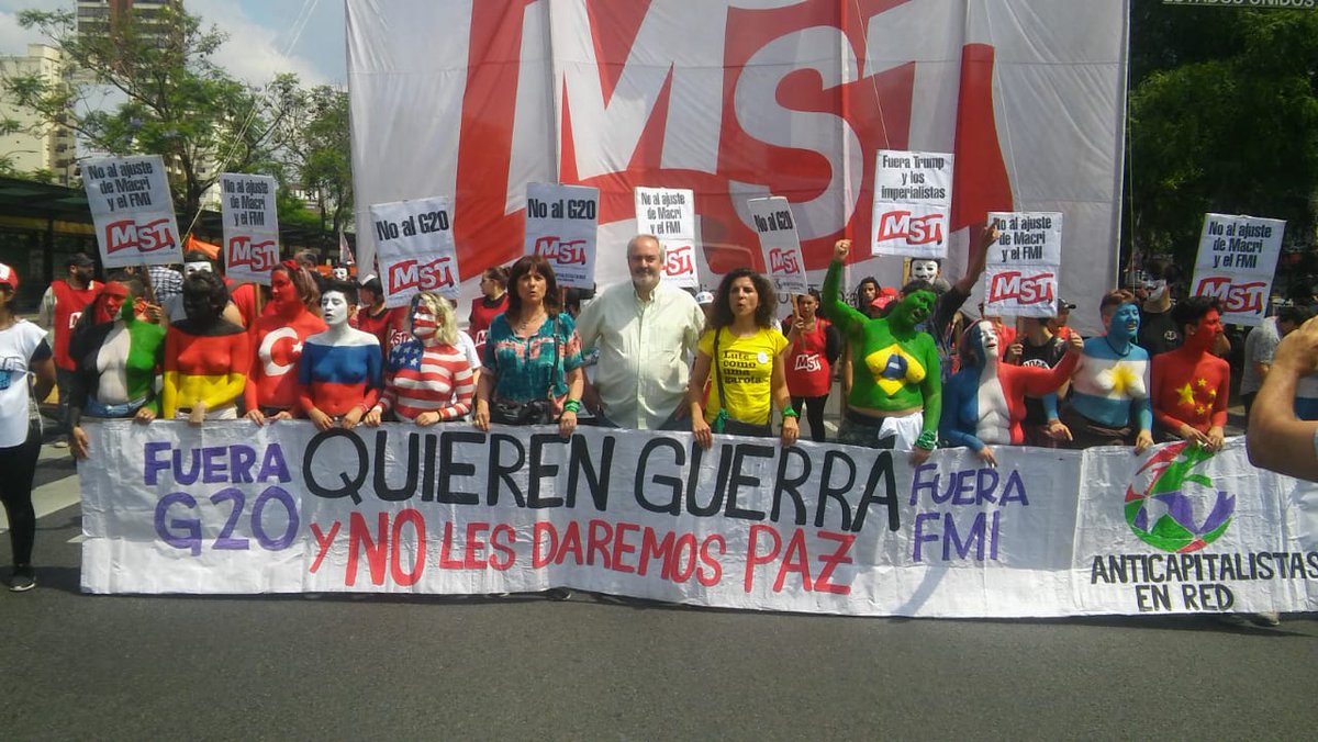 Andrelanzette's tweet photo. Hermosa, enorme y combativa columna del @MSTargentina #ANCLA q junto a #anticapitalistasenRed encabezan la marcha contra la G20 y todos los líderes q empobrecen y asesinan a la humanidad! Siempre donde hay q estar en primera línea @Cele_Fierro @vilma_ripoll @Ale_Bodart https://t.co/n6Hqxc4Nzi