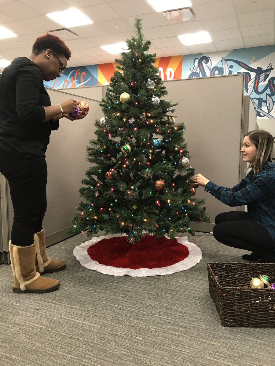 CompassFurnApts's tweet photo. Our Stamford office is getting festive! The Crew became office elves today and sprinkled some holiday spirit throughout the office! πππ
#christmas #christmasspirit #holidayspirit #companyculture #decorate #decor #christmastree #holidaydecor #Stamford #CompassCrew https://t.co/LwQxhyqIqo