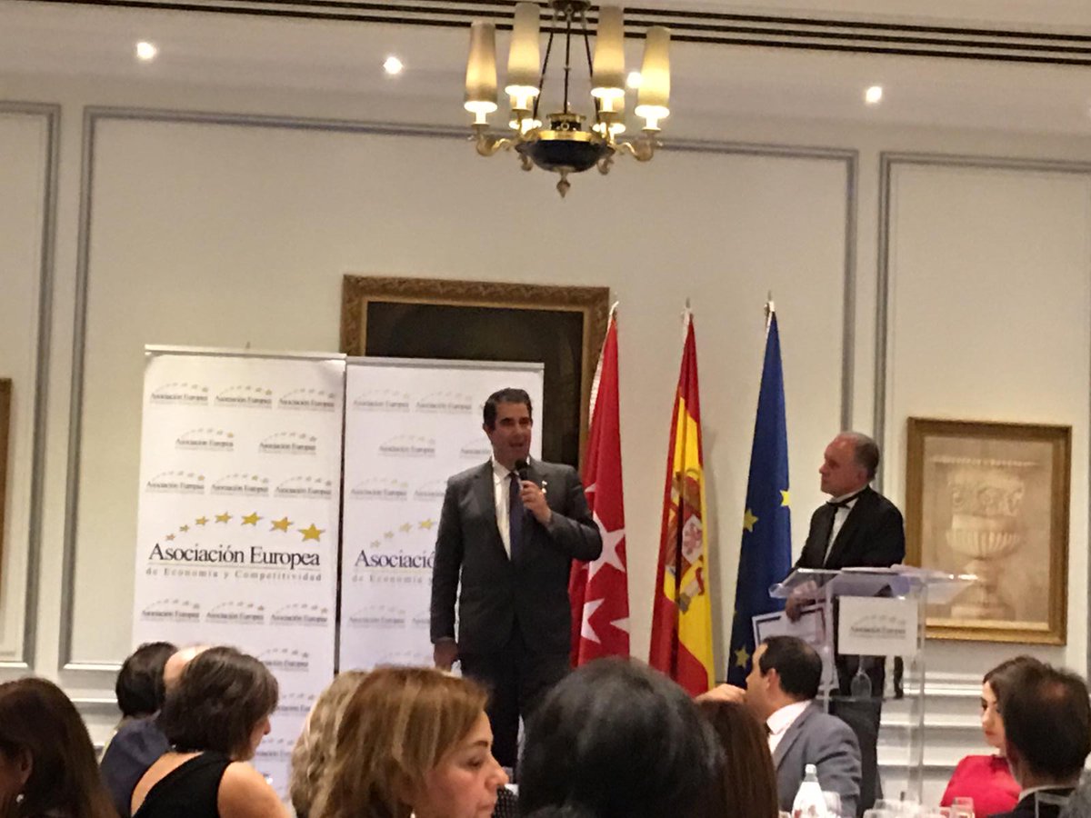 aeropuerteruel's tweet photo. Gala de recepción del Premio Europeo a la Calidad Empresarial de la Asociación Europea de Economía y Competitividad @aedeec en hotel The Westin Palace en Madrid @Westin_Palace #PLATA entregado al DG Alejandro Ibrahim @aibrah del Aeropuerto de Teruel @aeropuerteruel #innovación https://t.co/nMjvT0t8Ep
