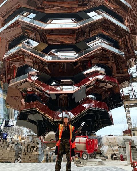 _HudsonYardsNYC's tweet photo. Huge thank you to @ninagarcia, editor-in-chief of @ELLEmagazine, for coming to take a first look at Hudson Yards. #ComingSpring2019 #SeeYouAtHudsonYards https://t.co/5wJH0GKv0Q