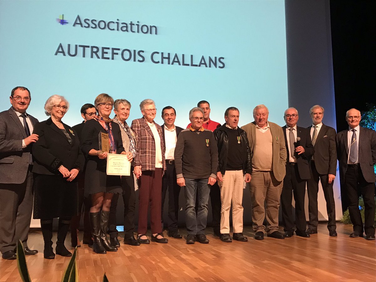 a_leboeuf's tweet photo. La nuit du bénévolat avec la #SEDB Solidarité Encouragement Dévouement Bénévolat @VilledeChallans pour mettre en valeur ces nombreux bénévoles investis et méritants, qui font la vitalité de nos territoires ruraux, et qui savent cultiver tant de fraternité ! https://t.co/O16DeBkMtD