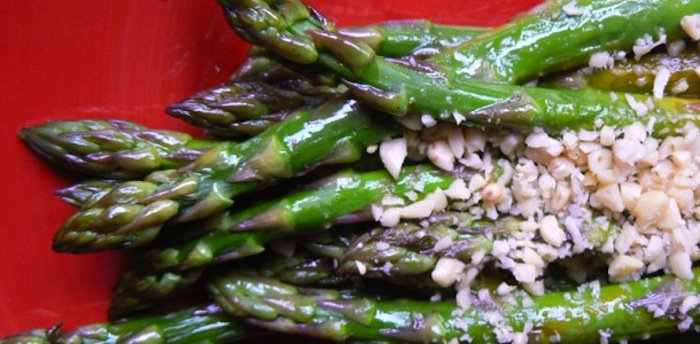 Fancy up your #veggies tonight!
Learn how to make these warm asparagus spears w/pine nuts
(Recipe here: bit.ly/2dLRK6f )