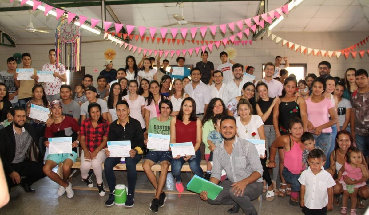 AdrianOCtes's tweet photo. En el comedor #Esperanza de la ciudad de #Corrientes entregamos certificados a más de 80 #jovenes que finalizaron cursos de @EmpleoJovenARG 😉
Trabajo articulado con la @DAlimentaria, la @OEmpleoCtes y @Manosnobles
#SomosUnEquipo 💪 https://t.co/knQM40H1y7