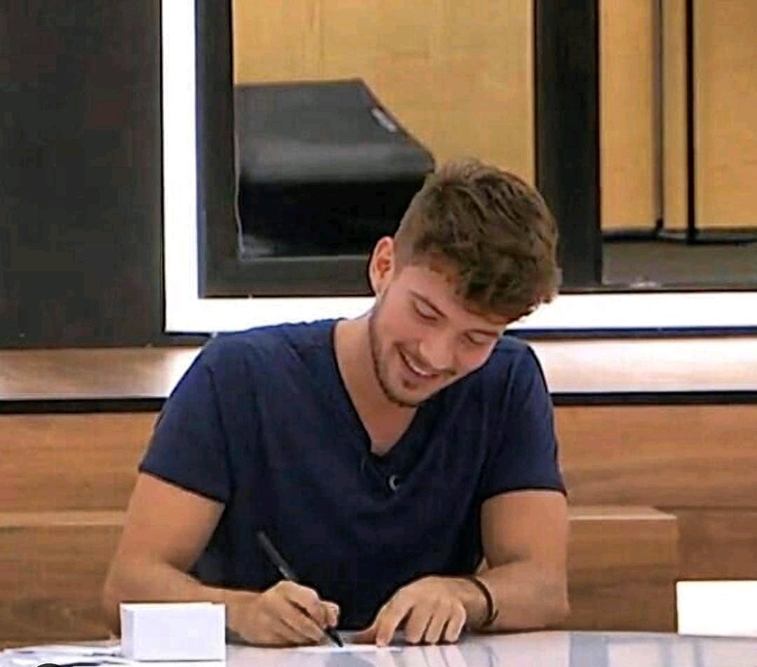 Miren al gemelo más guapo que tengo.