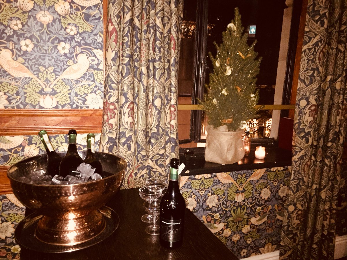 BuzzmoveHQ's tweet photo. Hereβs to another great year at buzzmove! Time to kick things along at our Christmas Party 2018 π·π·πππππ°
#futureofmoving #futureofinsurance https://t.co/gRWlRaHUc2