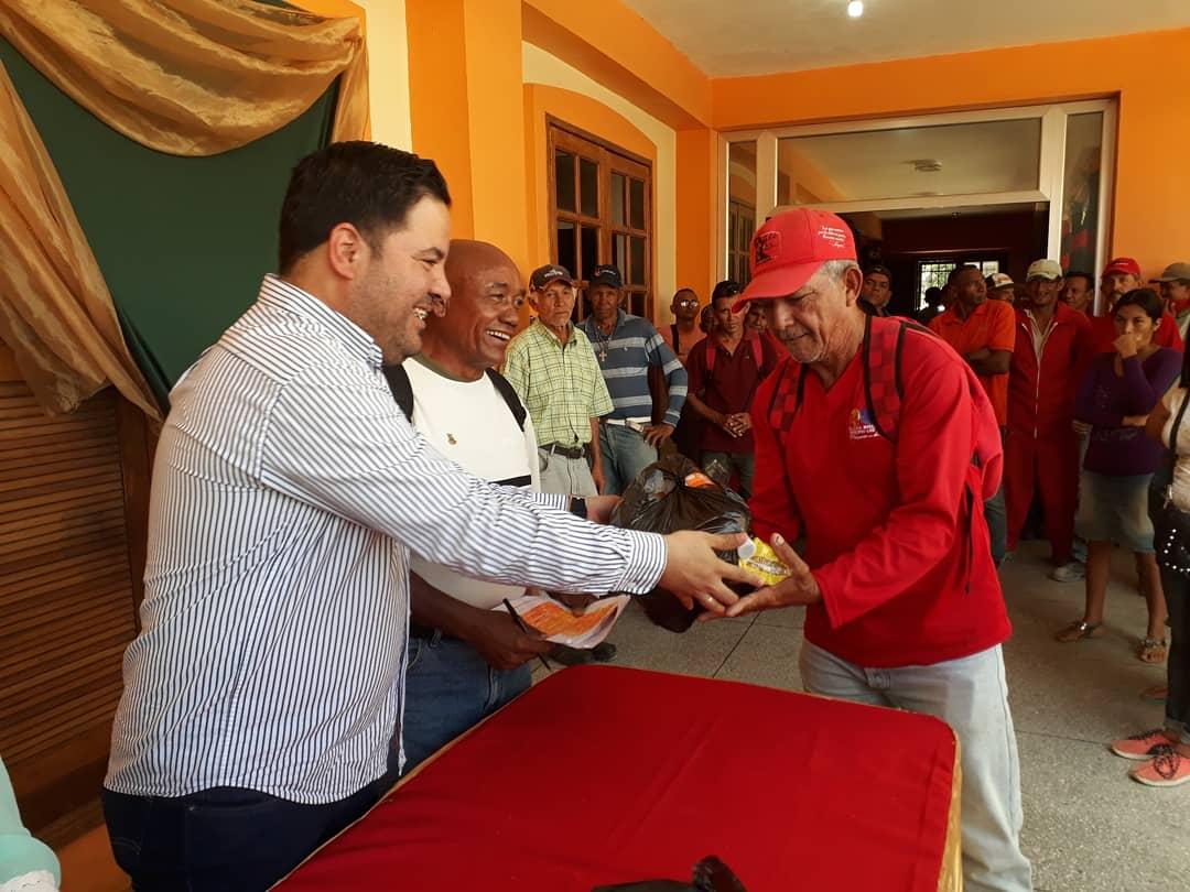 Este viernes con una exposicion de manualidades realizadas por nuestros abuelitos dimos la bienvenida a la navidad en nuestra alcaldía, posteriormente hicimos entrega de 100 bolsas de comida a nuestro personal obrero.