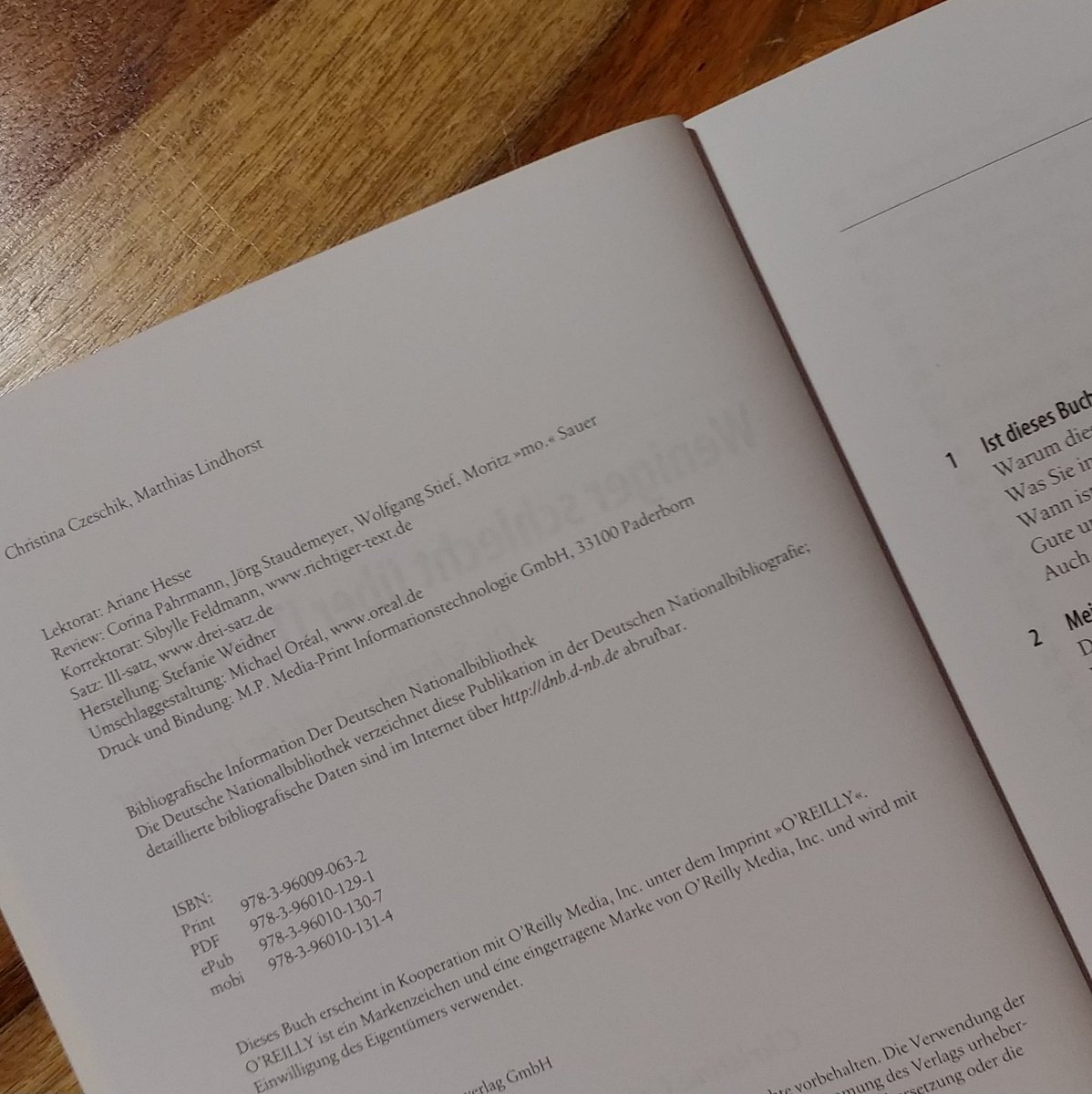 stiefkind's tweet photo. Wenn man seinen eigenen Namen gänzlich unverhofft in einem Buch des @oreillyverlag liest: „Weniger schlecht über IT schreiben“ von @jochris451 und @Stressfrei. #techdok https://t.co/j433DEedHH