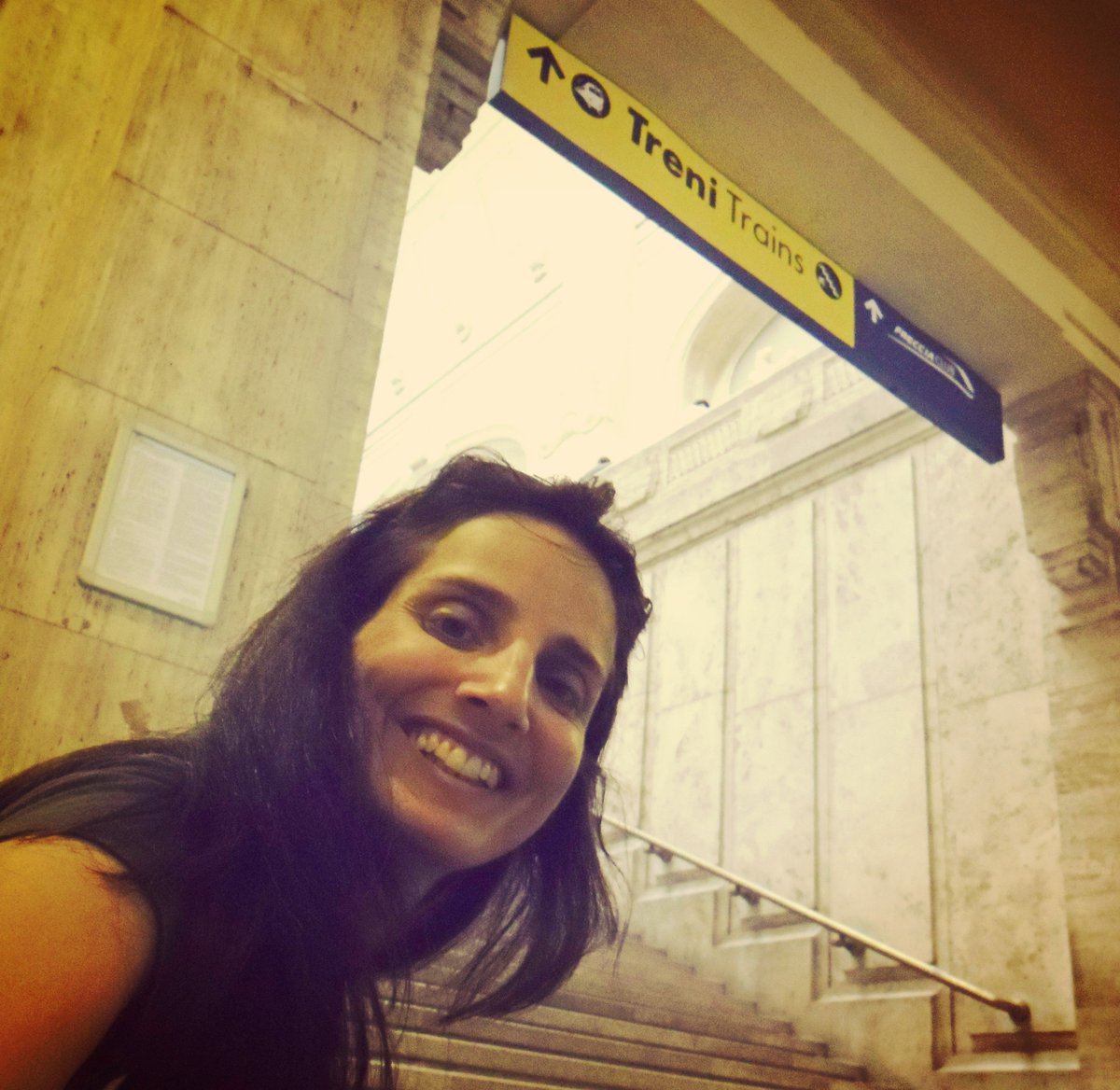 Aquela SELFIE na ESTAÇÃO CENTRAL DE MILÃO feita depois de 14 h de voo, para marcar o #fbf e convidar você a ACESSAR ⠀⠀⠀⠀⠀⠀⠀
o POST sobre o:⠀IL MEMORIALE DELLA SHOAH
⠀⠀⠀⠀⠀⠀⠀⠀⠀⠀
viajandopelabota.blogspot.com/2018/11/memori…