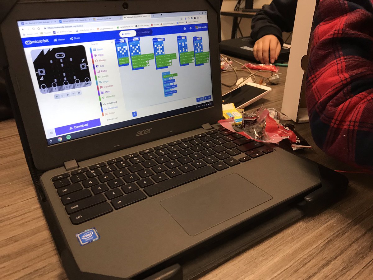 ICHSkkb's tweet image. Day 2 of Smart Car project. Intro to coding. @IDEACenterHS @rogerwagner #makerbit