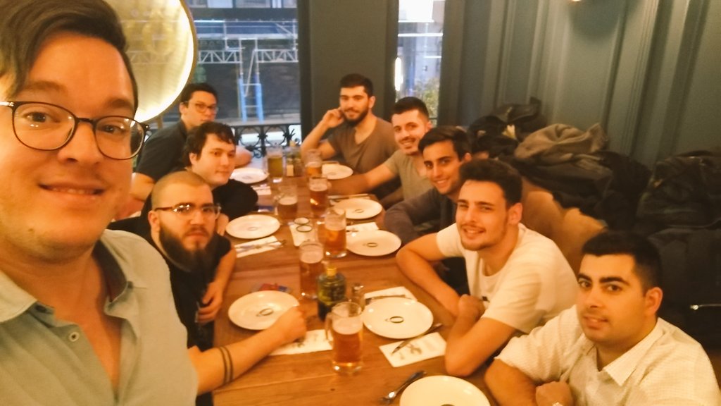 ceje_network's tweet photo. Ponemos punto y final a la primera jornada del #NacionalJE con una gran cena en @Ovenmozzarella 😋

¡Mañana más, pero difícilmente mejor! https://t.co/oKoSZX5r15