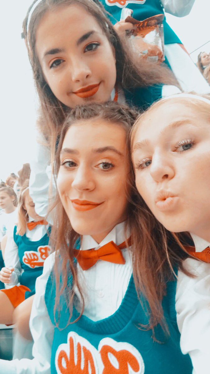 0liviastrauss's tweet photo. HAPPY BDAY @oliviajacobs01 !!! Love u sis have the best time 💕🤪 #kettes https://t.co/cByorUEj96