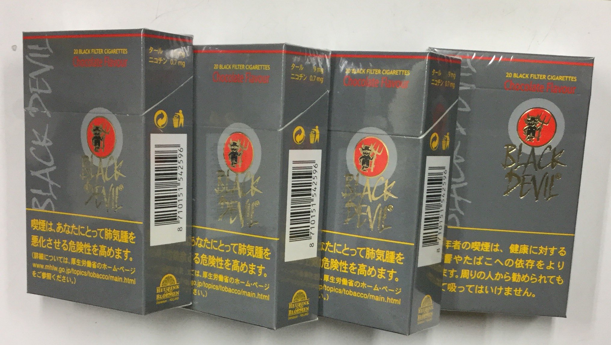大浦商店 柘さんちの ブラックデビルチョコレート あと4個 12月中頃に 柘さんちではない ブラックデビル がでるそうです でも これが 皆さんの記憶に残る ブラックデビルチョコレート になるのでは 青春を思い出しながら 一服してみ