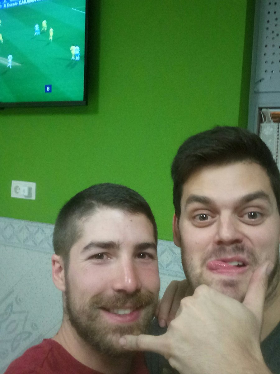 minicay88's tweet photo. Quizás el día más feliz de mi vida? Gano al fs esta tarde con remontada... Y lo más imposible. Gano a yairo al futbolín!! 😀 https://t.co/tVTMPxKJdc