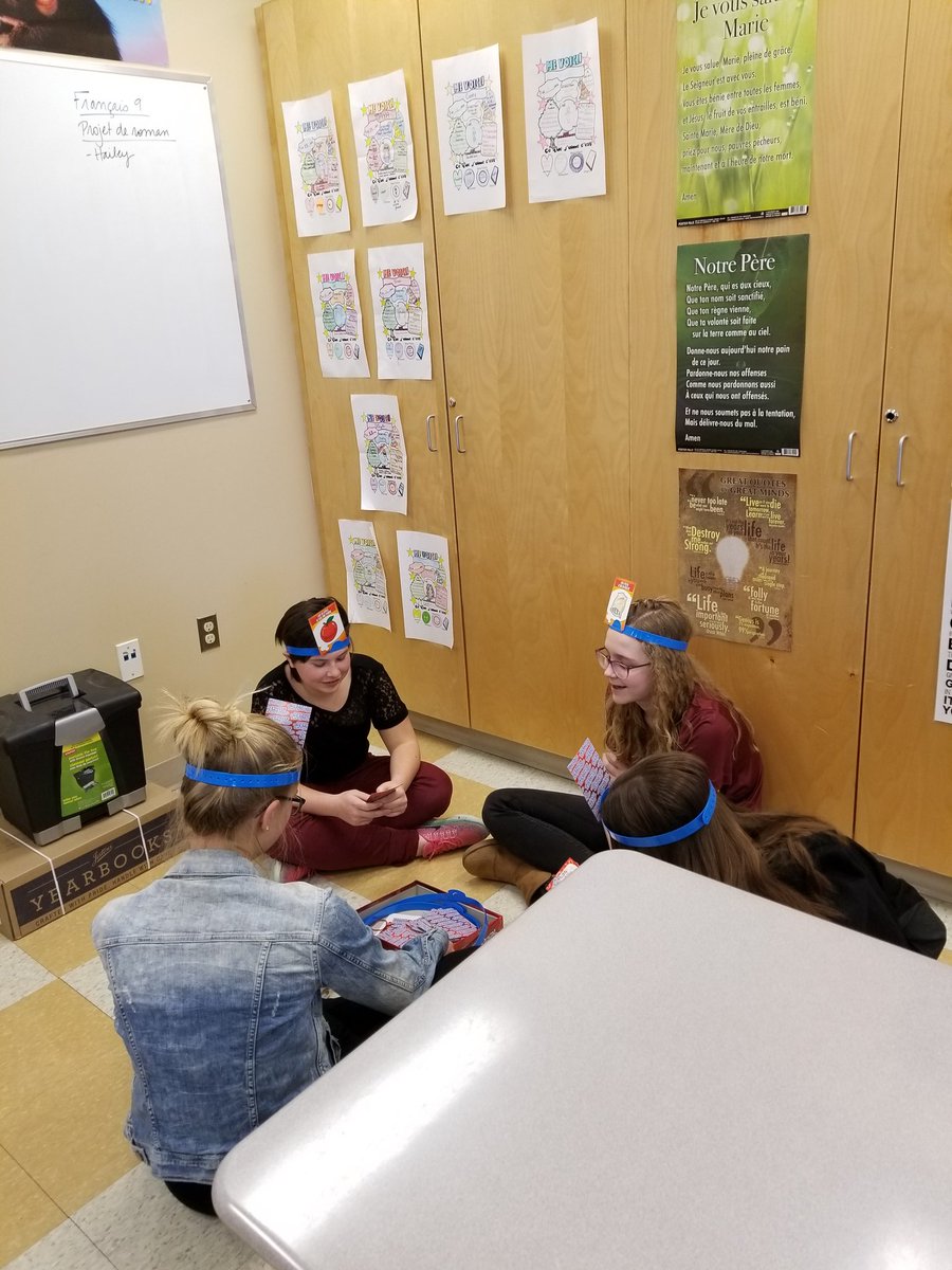 leeann_fradette's tweet photo. Grade 8 Intensive French students practicing asking/answering questions with Headbanz #lcsd #intensivefrench #headbandz https://t.co/sIA28iwhN2
