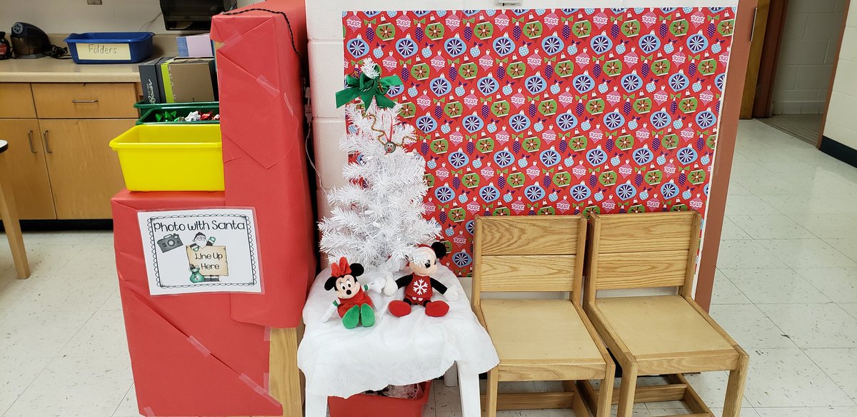 MrsMedelez's tweet photo. I think the kids will be very excited when they come to school Monday! Santa's workshop in full effect. 👌👌#pixwithsanta #cookiemaking #wrapstation https://t.co/VkDPbrAyVc