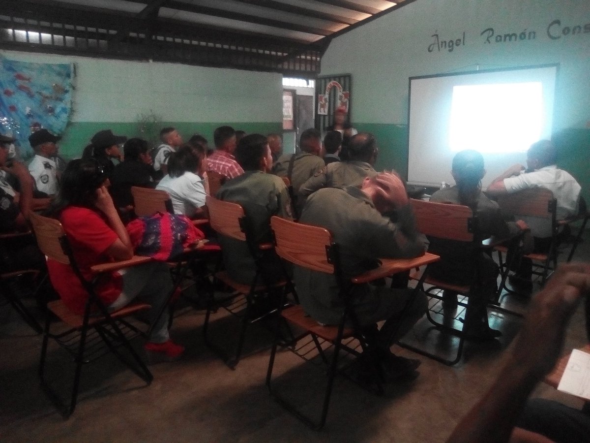 GuaricoSenades's tweet photo. Funcionarios de seguridad participan en el  análisis crítico-reflexivo de recursos audiovisuales: Descuidos policiales que han costado vidas como estrategia pedagógica para la sensibilización. #GuáricoZonaLibreDeArmas https://t.co/kJHnsbwby7