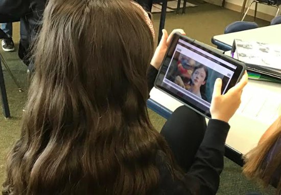 RothMadame's tweet photo. Sunset French Students using technology to investigate a French-language trailer of a movie they'd like to see and locating a theater in a Francophone country that's playing the movie! #SVVSDTechBingo https://t.co/9RfNqoaYdU