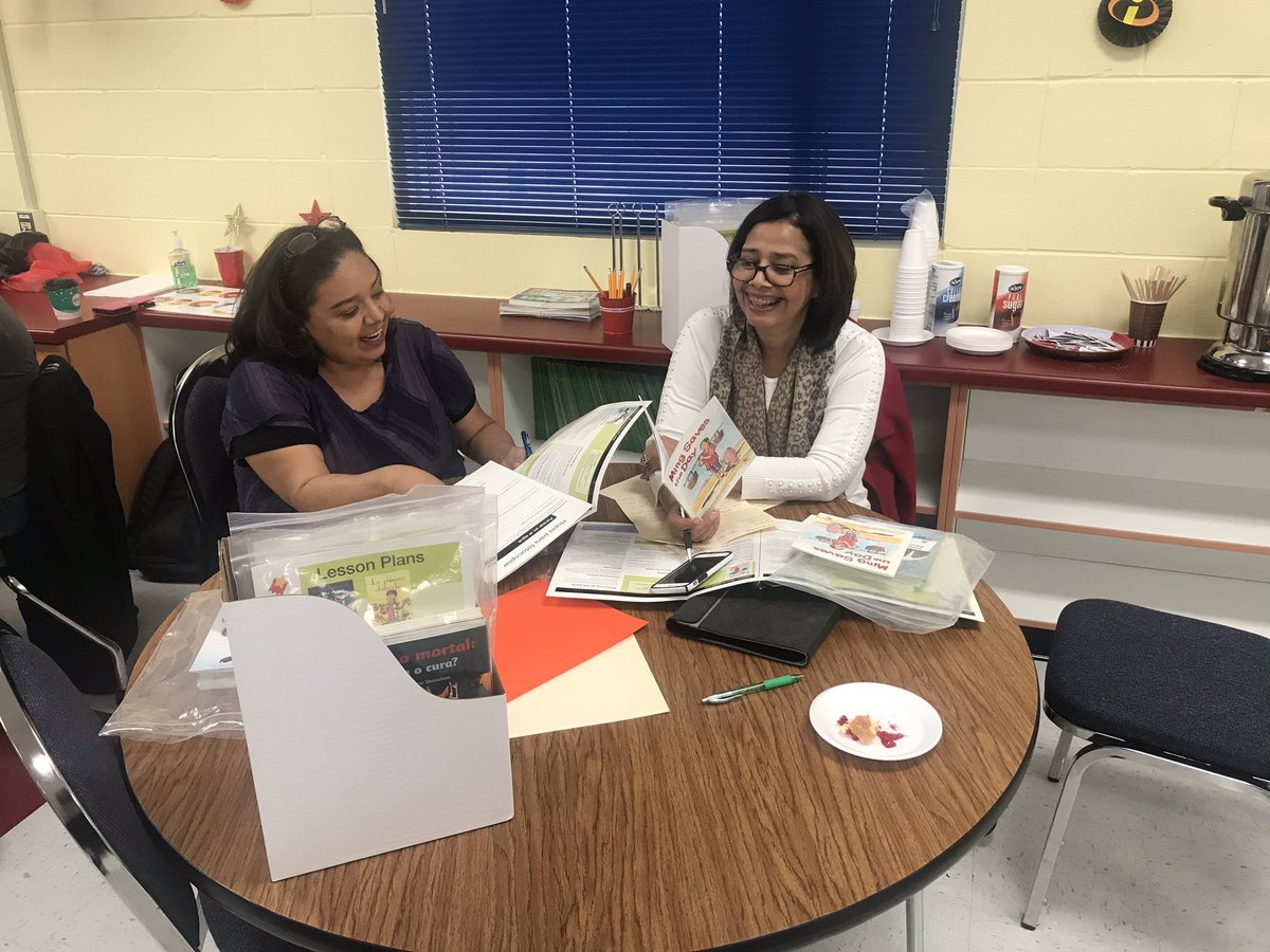 vivianrpratts's tweet photo. Another wonderful day of โthinking and talking togetherโ with the fabulous 3-5 Dual Language teacher in El Paso ISD @myokapi #crosslinguisticconnections #previewviewreview #guidedreading #duallanguagerocks https://t.co/L0jdXZKBUD
